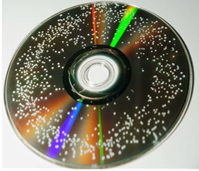 Eksempel på alvorlig korrosion i det reflekterende lag på en skive