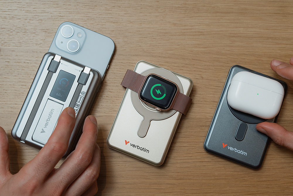 Domet Power Banka. 1. priključen na telefon, prikazana su 2 kabela i zaslon. 2. puni Apple Watch, 3. puni AirPods slušalice.