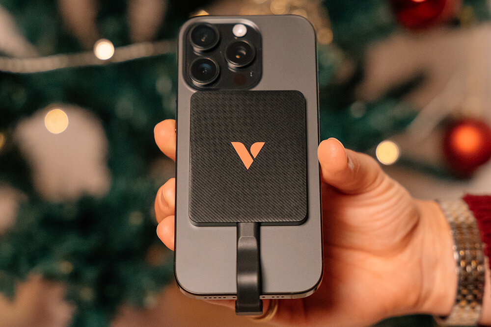 Snapback UltraSlim SSD bir Noel ağacından bir iphone'a takılı