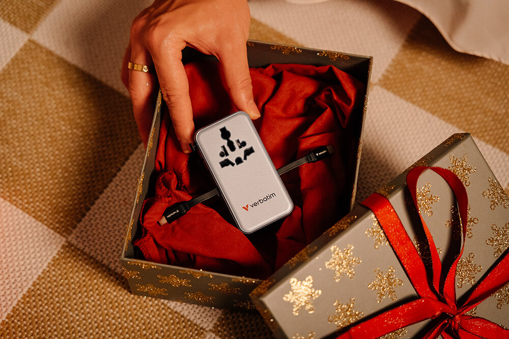 İçinde 2 dahili kablo bulunan bir Seyahat adaptörü içeren Noel hediye kutusu