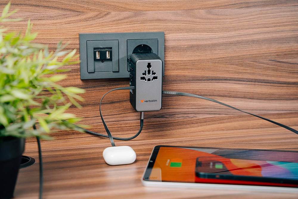 Putni adapter s 2 ugrađena kabela uključena u zidnu utičnicu. Puni AirPods i iPad.