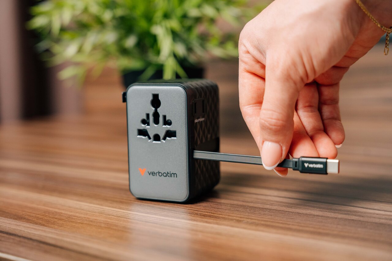 Att dra ut en USB-C-kabel ur en Verbatim-resekontakt för hand.