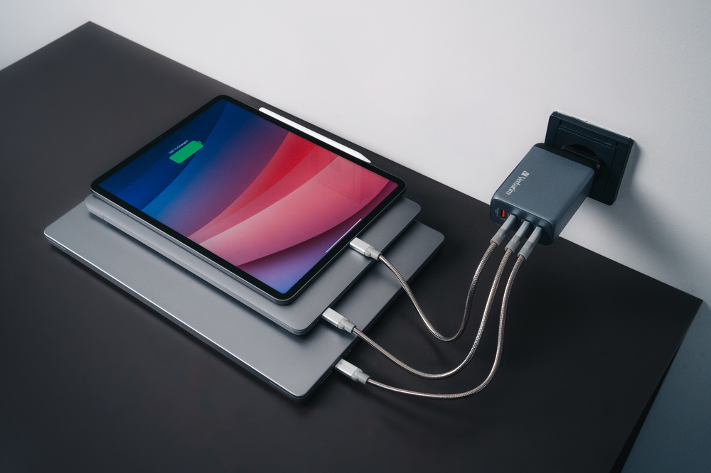 240W 4portová GaN nabíječka do sítě 1 × USB-C® PD 140 W /1 × USB-C® PD 100 W / 1 × USB-C® PD 65 W / 1 × USB-A QC 3.0 (EU/UK/US)