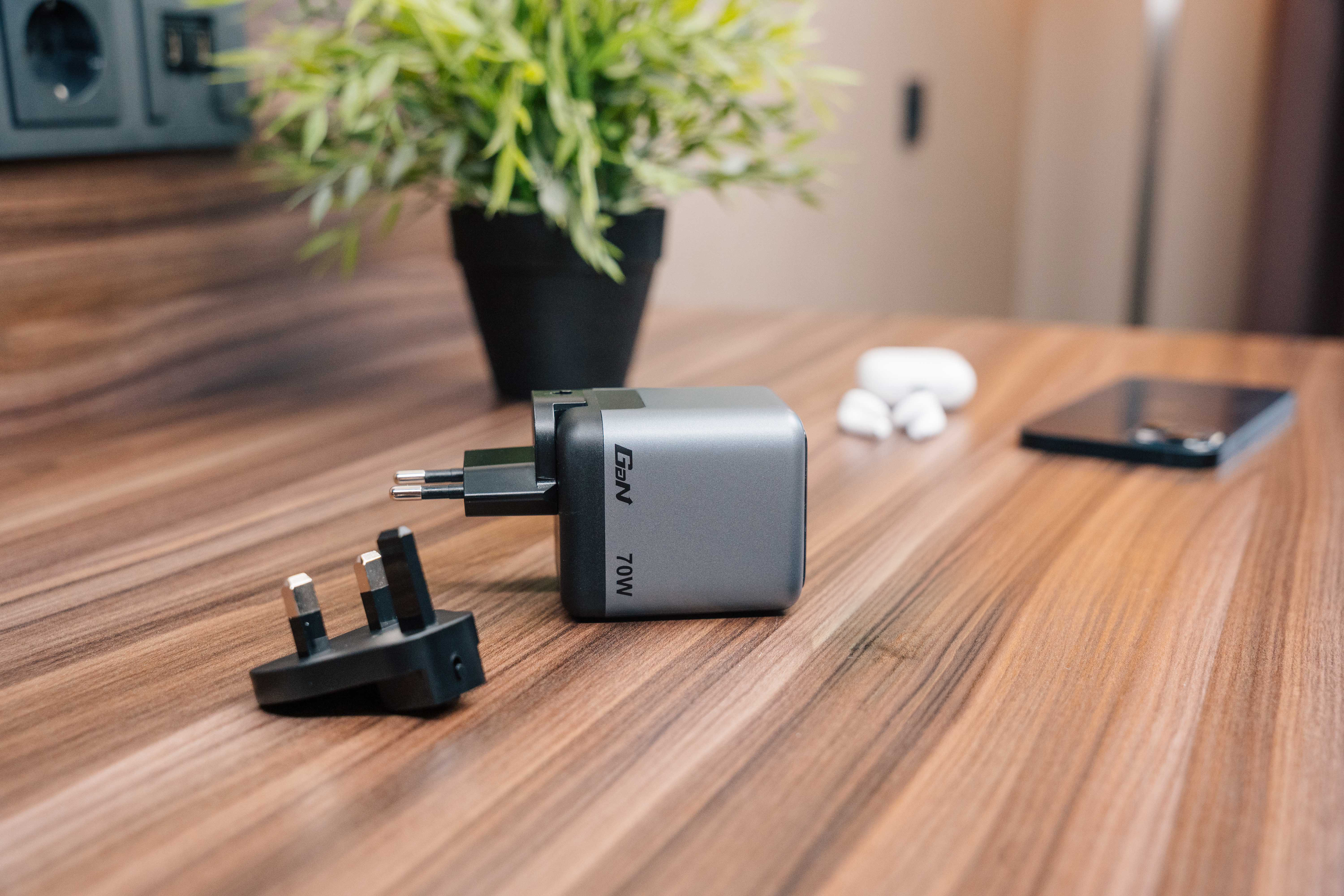 Mini cargador de GaN de 70 W con cable retráctil y pantalla