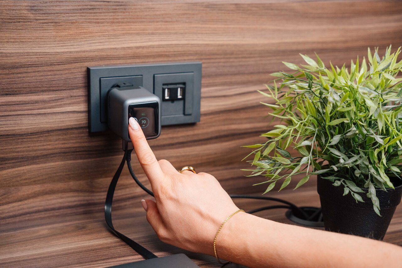 Mini cargador de GaN de 70 W con cable retráctil y pantalla