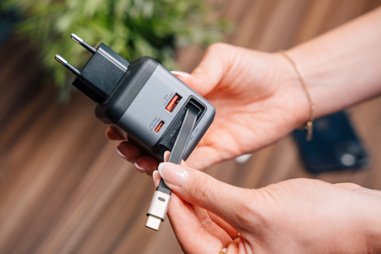 Mini cargador de GaN de 70 W con cable retráctil y pantalla