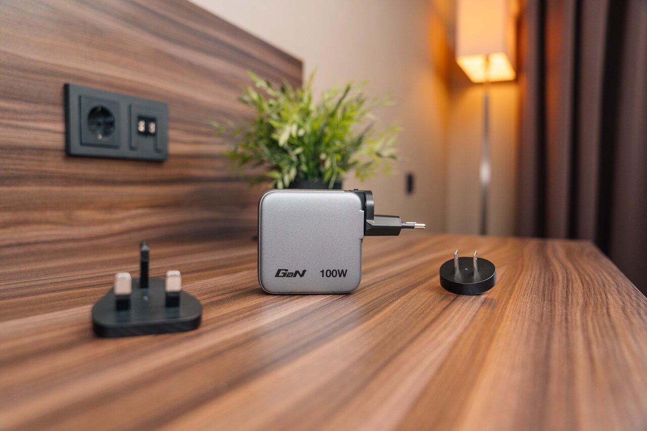 Mini cargador GaN con pantalla 100W 3 puertos