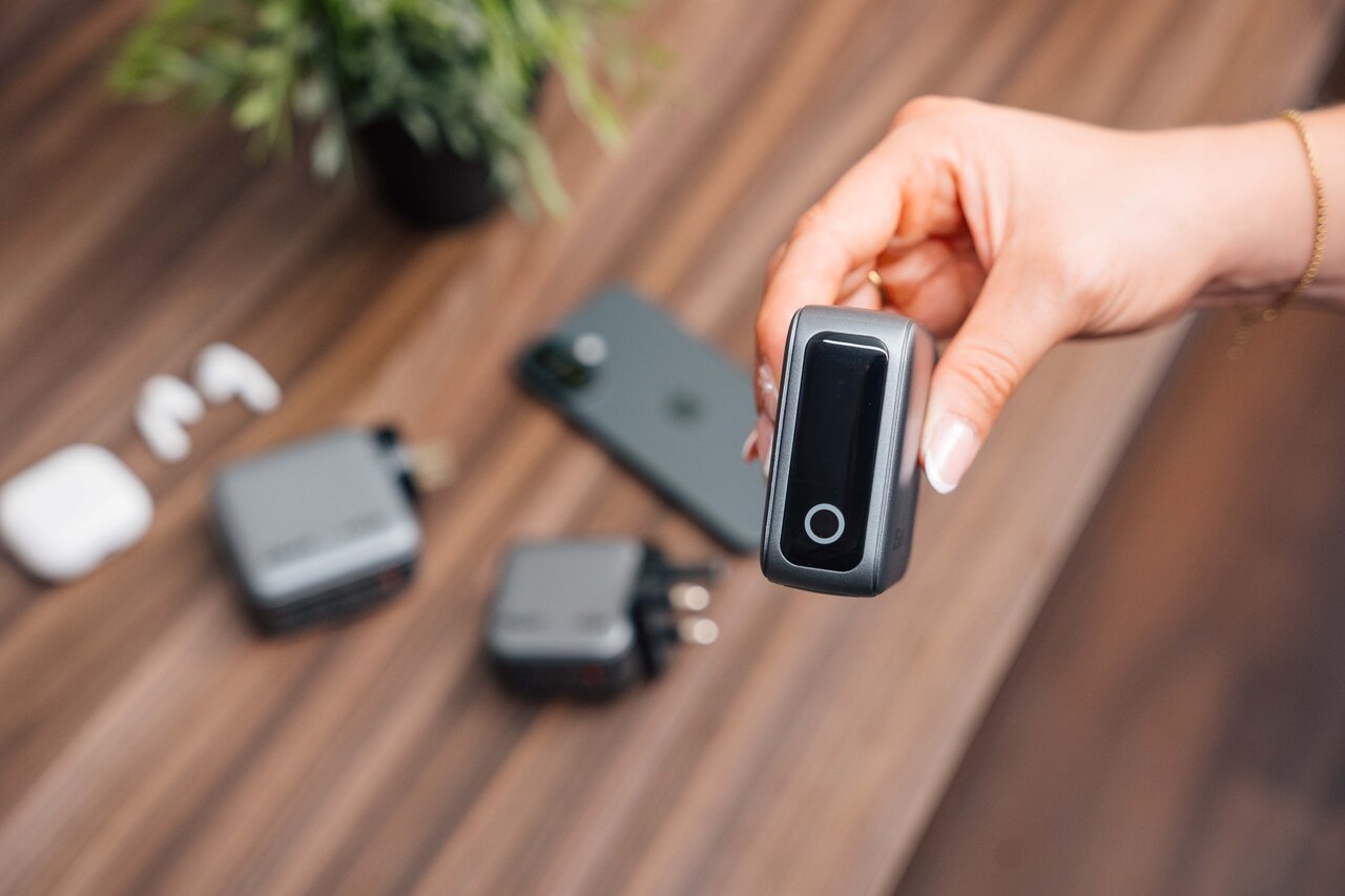 Mini cargador GaN con pantalla 100W 3 puertos