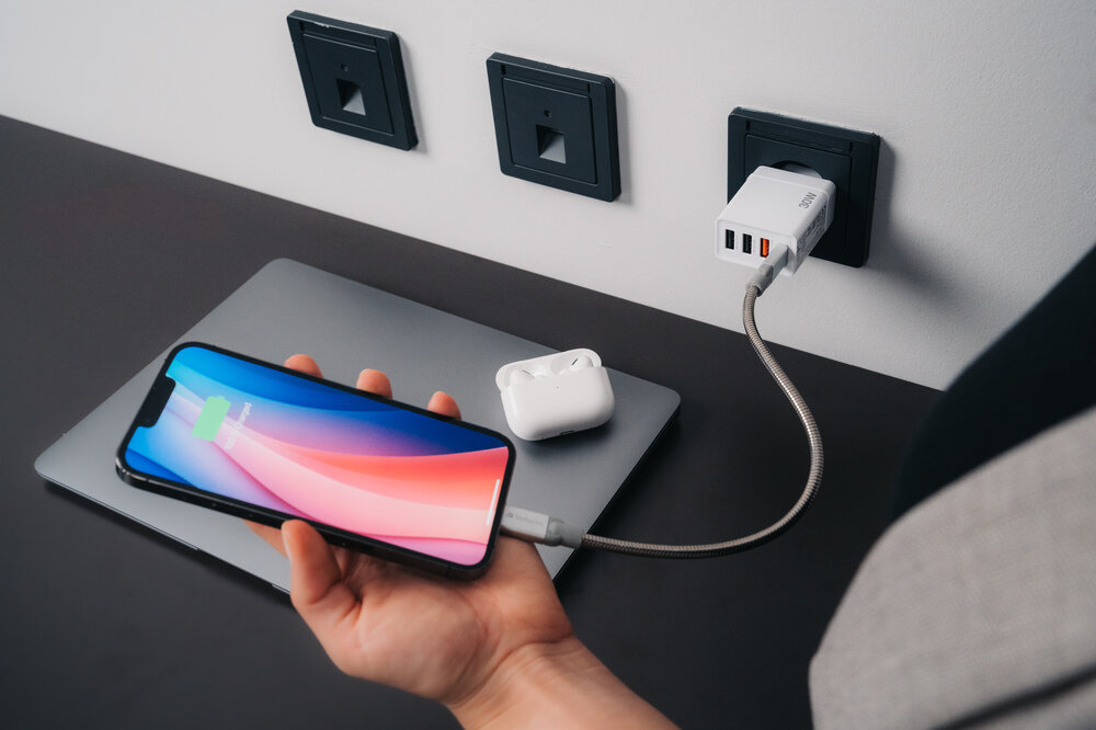 Caricabatteria da parete USB 4 porte 30 W - nero 1 x USB-C® PD 20 W / 1 x USB-A QC 3.0 / 2 x USB-A 10 W (UE)